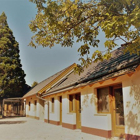 Mamutfenyo Panzio Bed and Breakfast Tata Buitenkant foto
