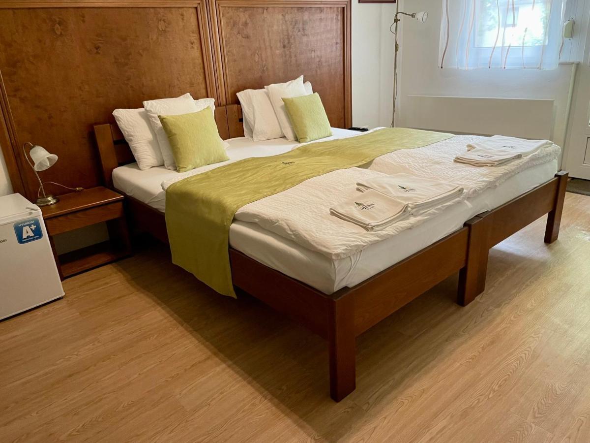 Mamutfenyo Panzio Bed and Breakfast Tata Buitenkant foto