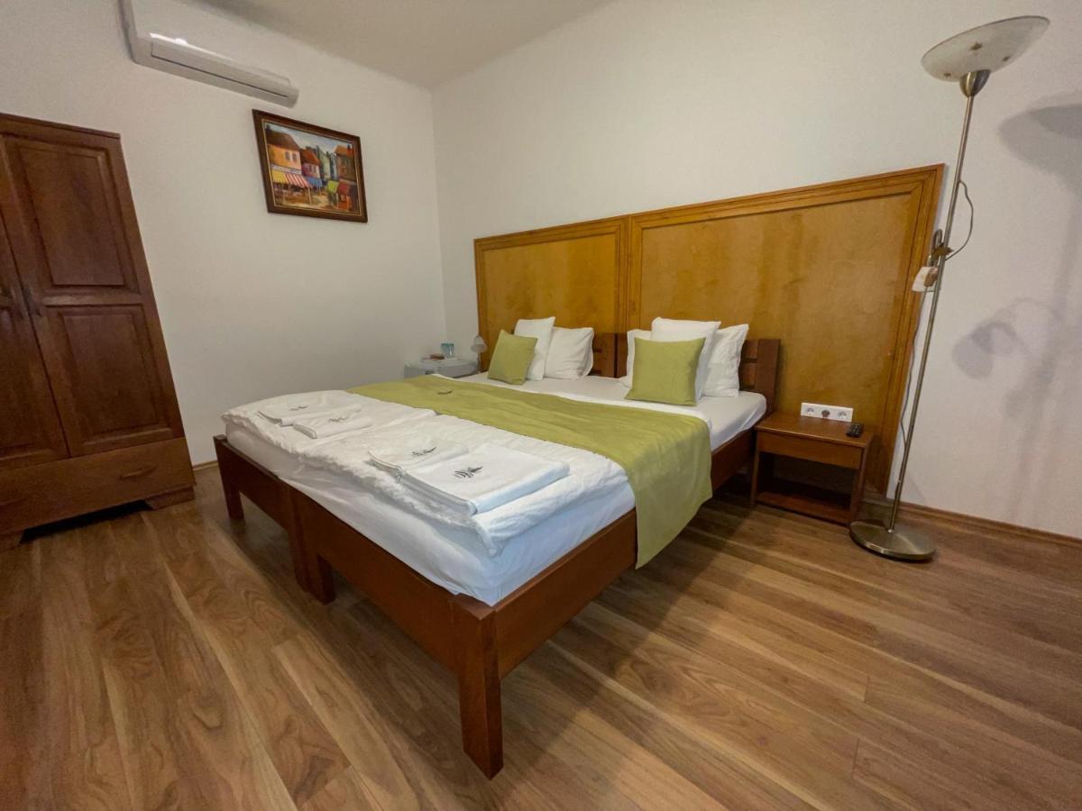 Mamutfenyo Panzio Bed and Breakfast Tata Buitenkant foto